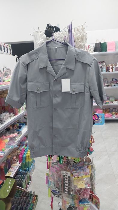 Мужская рубашка серого цвета, кепка