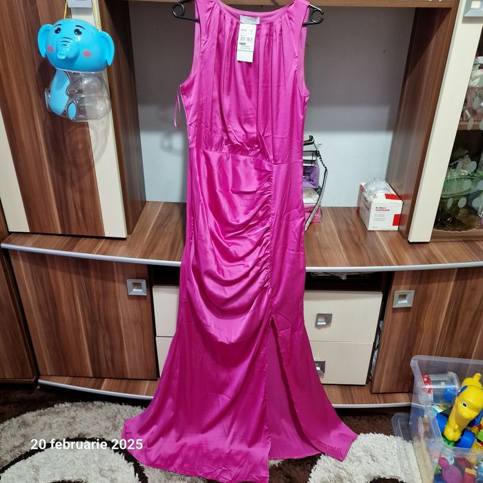 Vand rochii elegante din satin