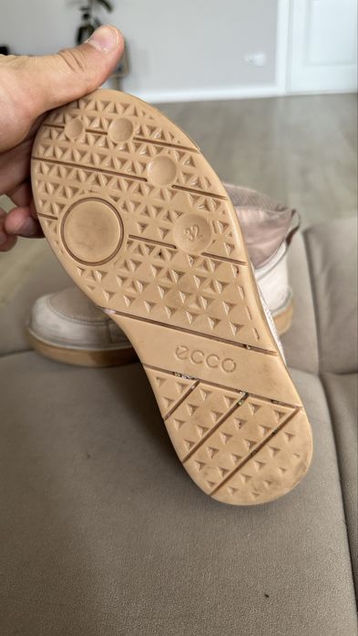 Ботинки на девочку 32размер фирма Ecco