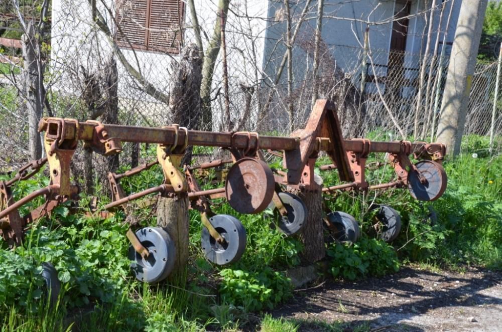 На части комбайна НИВА, сеялка СЗУ и др.