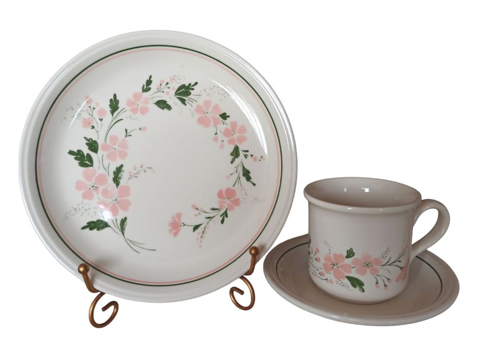 Сервиз за закуска от Biltons England ,,Розови цветя".