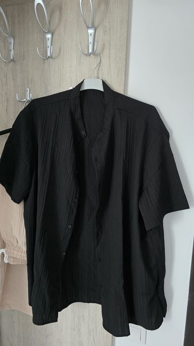 2  camasi si o pereche de pantaloni
