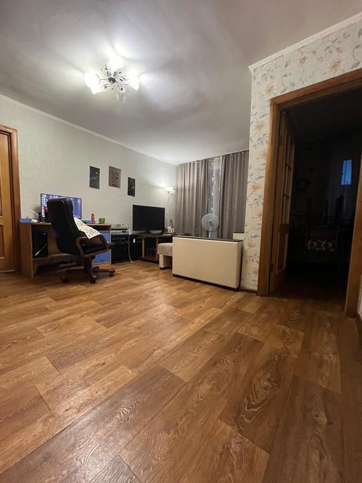 Продам 2 Ком квартиру в центре города