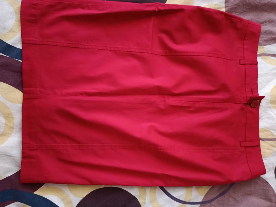 Официална червена полa на фирма "Роси"