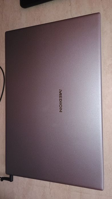 Laptop Medion Ryzen  5 3500u quadcore 8 nuclee 4 ghz fiecare 16gb ram ddr4 ssd 250gb carcasa ca noua baterie 0 ore pt ca a stat nefolosit multa vreme
