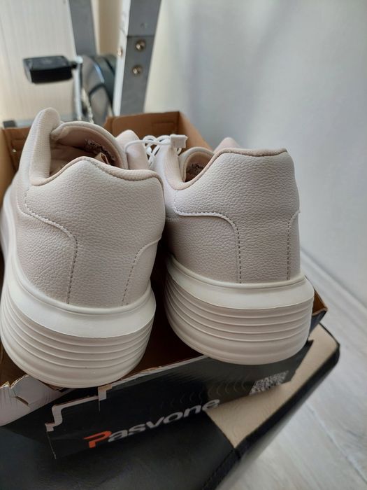 Adidasii Unisex. Am Nr 38 Si 39 Noi La Cutie Calitate Foarte Bună
