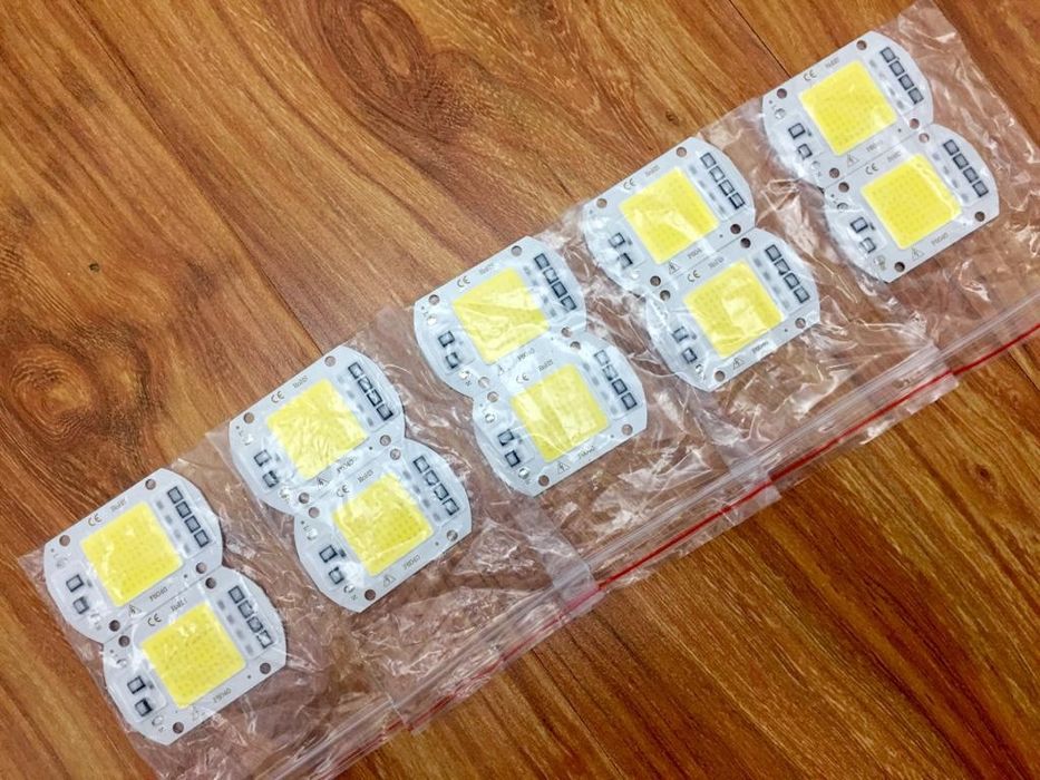 Показывает напряжение