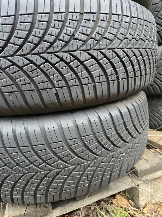 4бр. 215 65 17 Goodyear всесезонни.