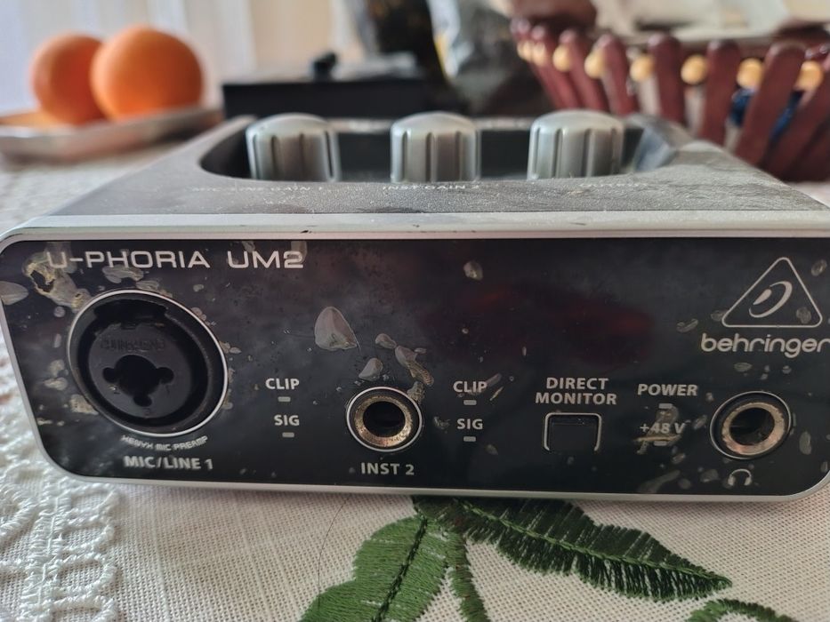 Vând interfață audio Behringer U-Phoria UM2