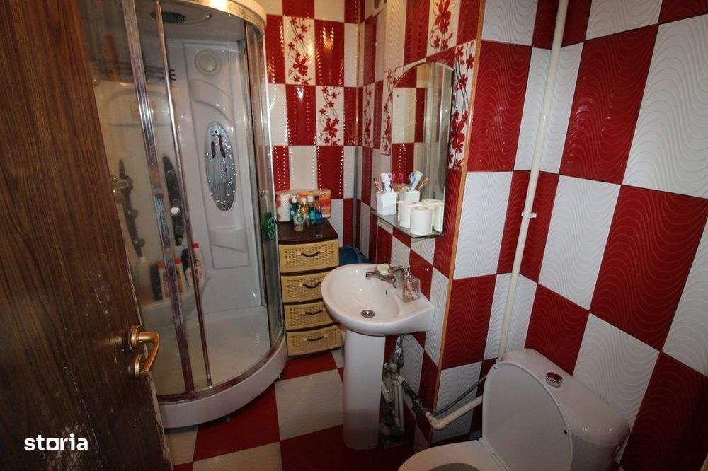 Vând apartament 4 camere în Hunedoara, M7-Trandafirilor, parter înalt