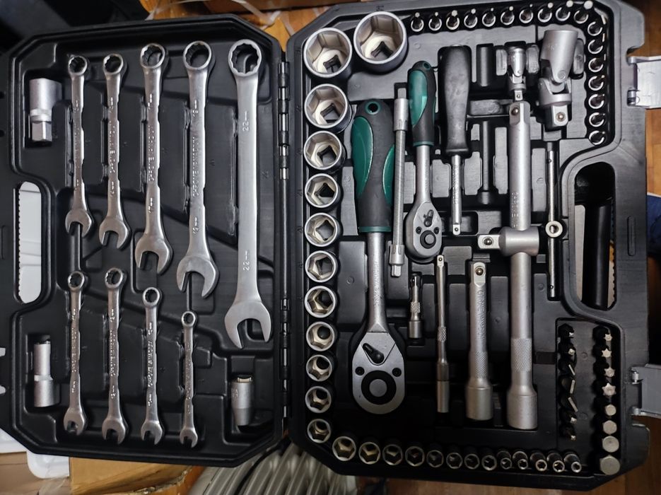 Продам набор инструментов 82 , 94 предметов