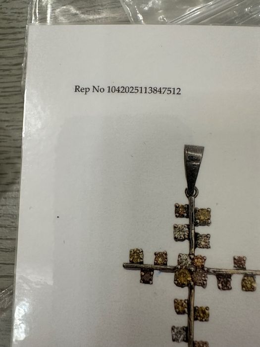 18к златен кръст с цветни диаманти.