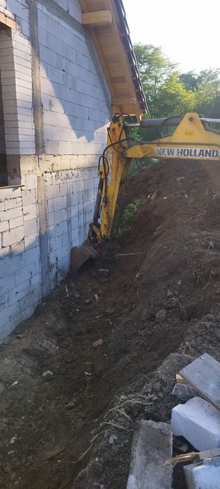 Execut lucrări de săpătură buldoexcavator new Holland lb95b