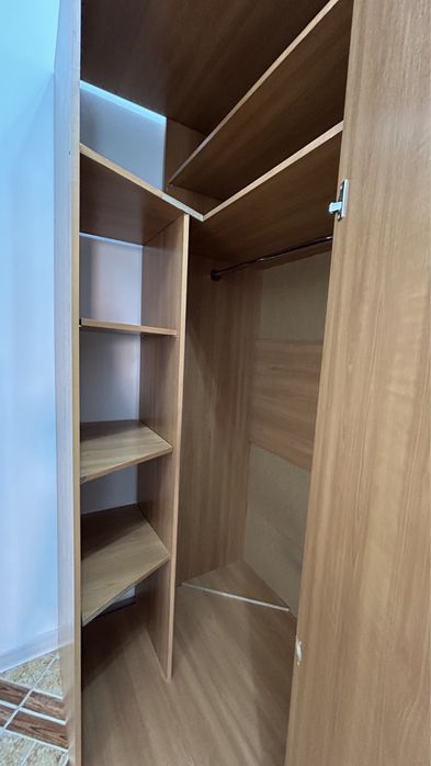 Продаю угловой шкаф для одежды