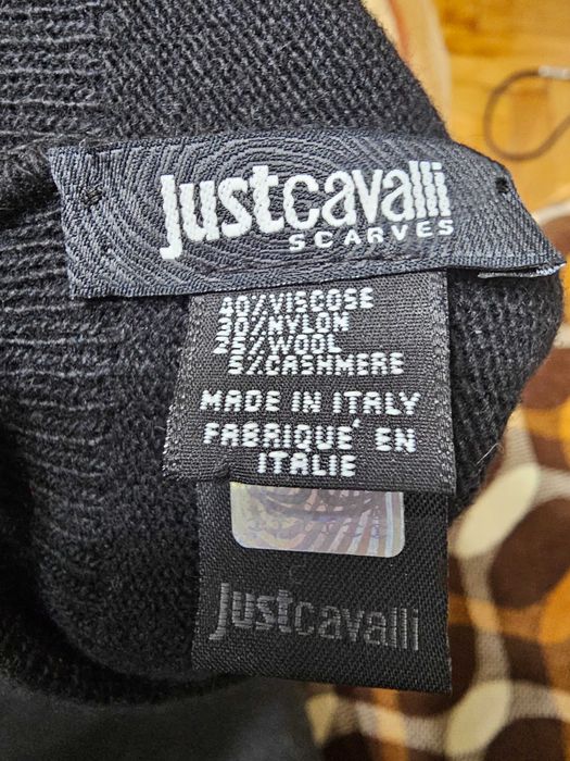 Căciulă  Just Cavalli neagră cu logo din strasuri – mărime universală