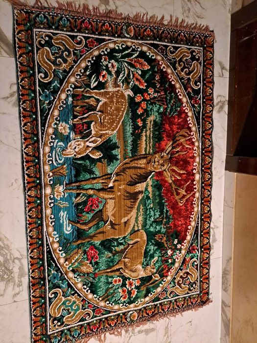 carpeta cu caprioare veche de peste 30 de ani +,in stare impecabilă