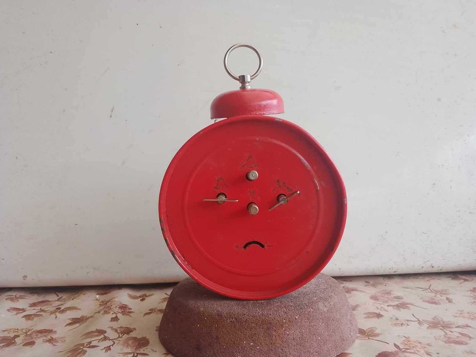 Ceas desteptator de masa - mecanic ,  Jnsa fabricat in Yugoslavia .