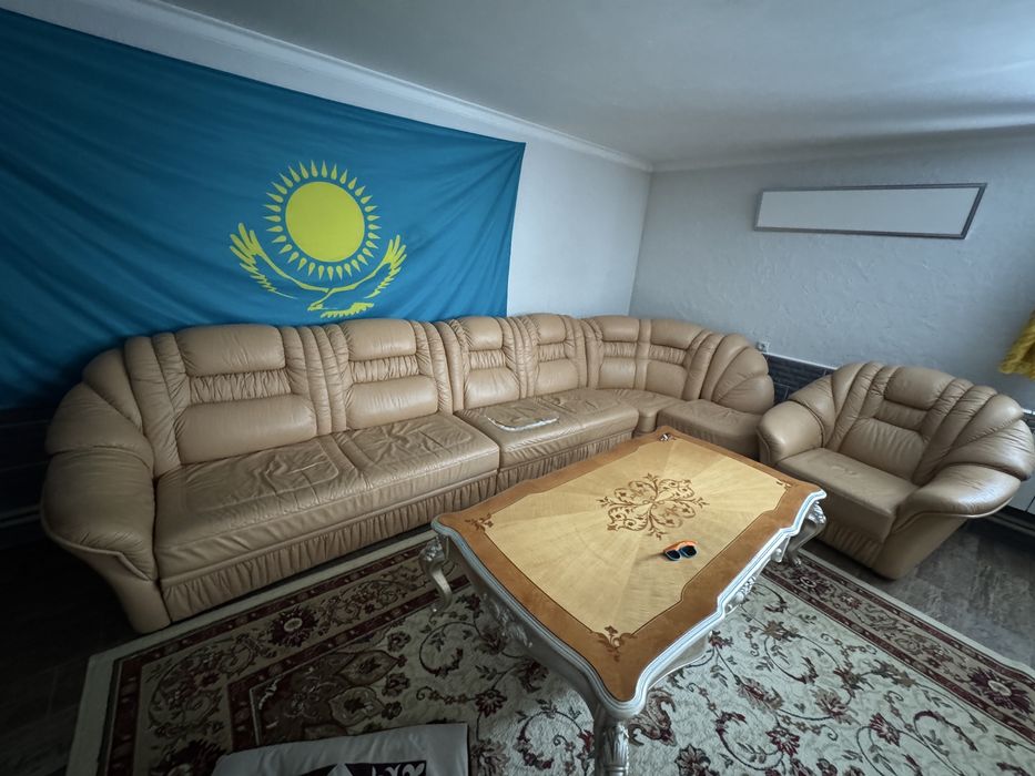 Продам кожаный диван