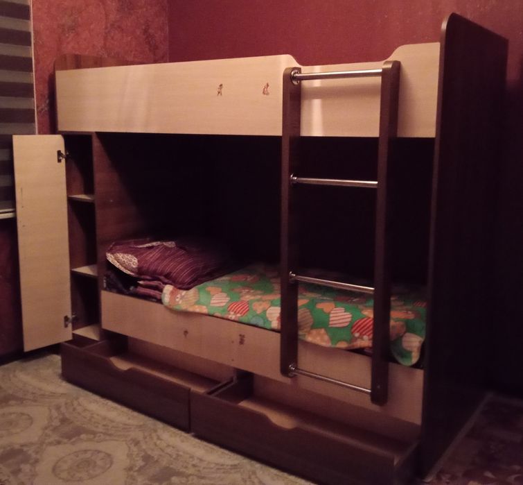 Продам двухъярусные кровати со шкафами срочно.