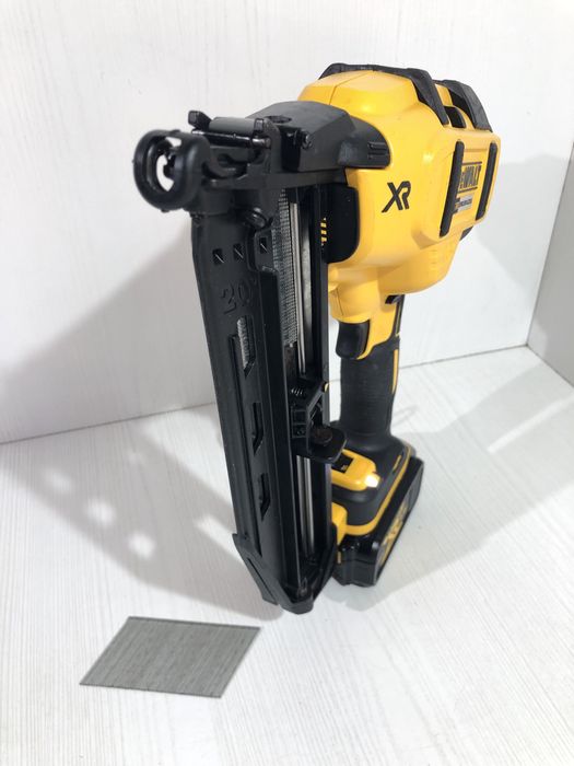 Pistol cuie Dewalt DCN 660
