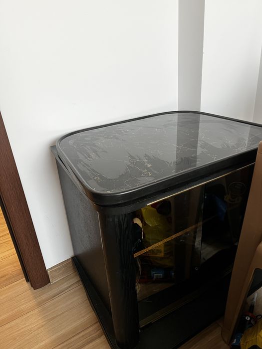 Шкаф със стъклена витрина