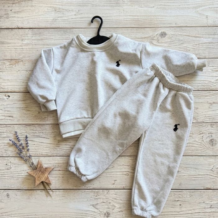 Продам костюмы детские на 3-5 лет