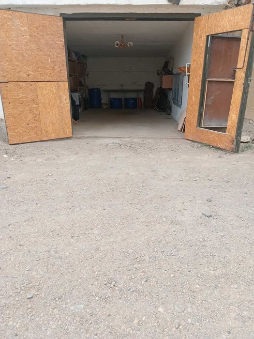 Продам гараж . Торг у ворот