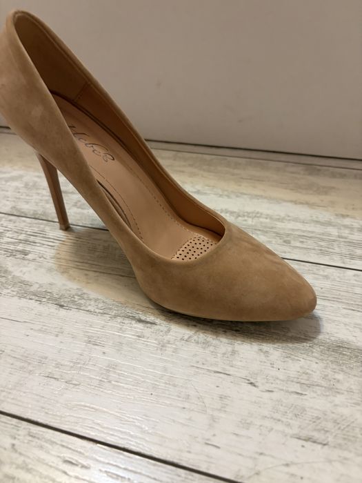 Дамски бежови токчета