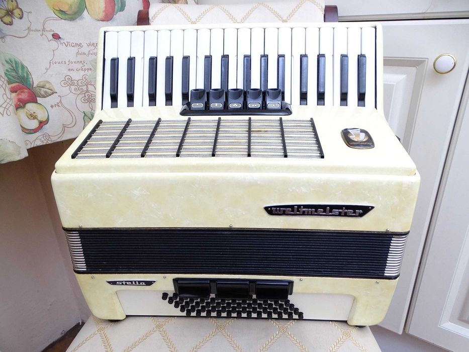 Отличен акордеон Велтмайстер Стела 60 баса