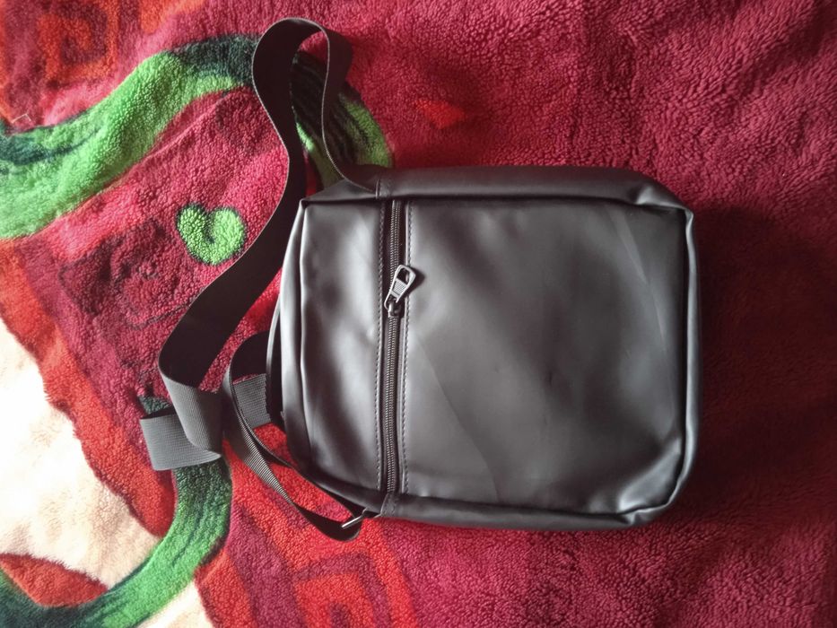 Продам барсетку новую .