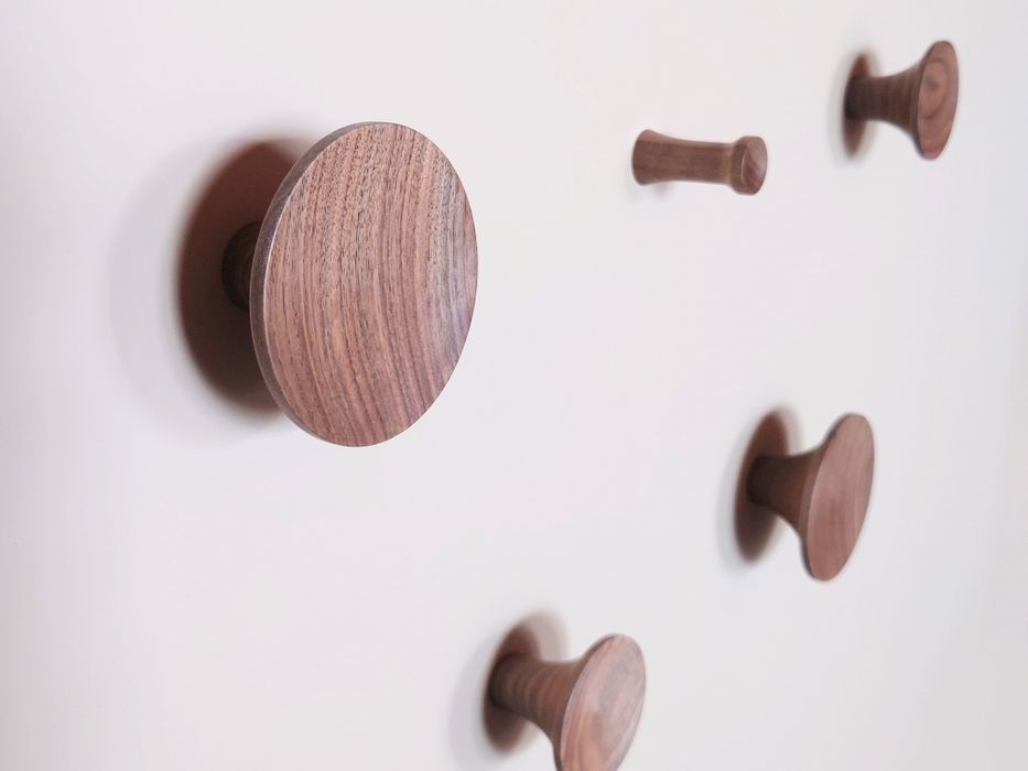 Дървени закачалки за стена или стенен панел.