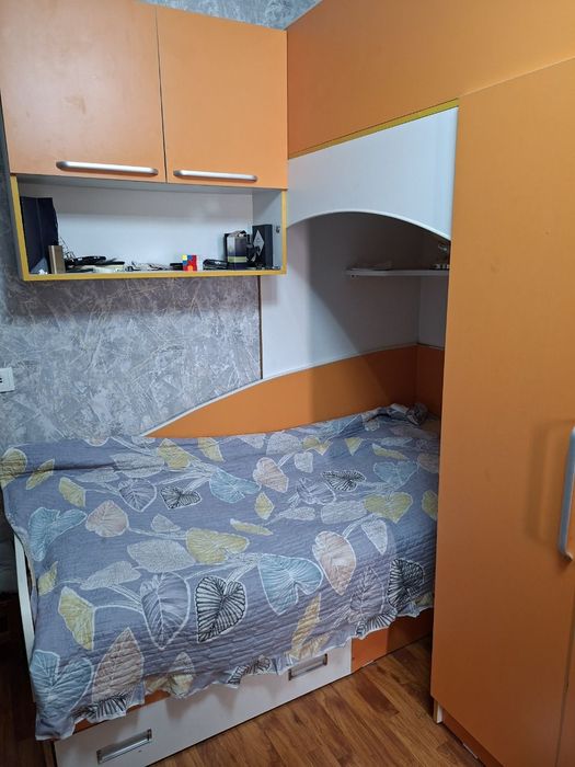 Продам гарнитур  угловой с двумя кроватями и письменный столом