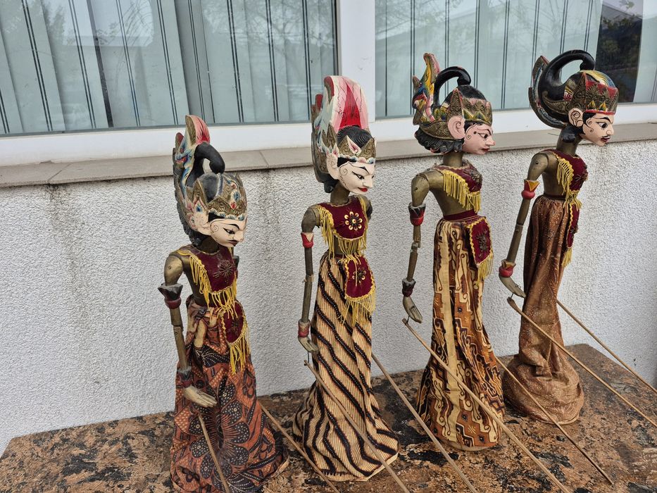 Vând 4 papusi statuiete lemn,scluptate pictate manual ,made Indonezia