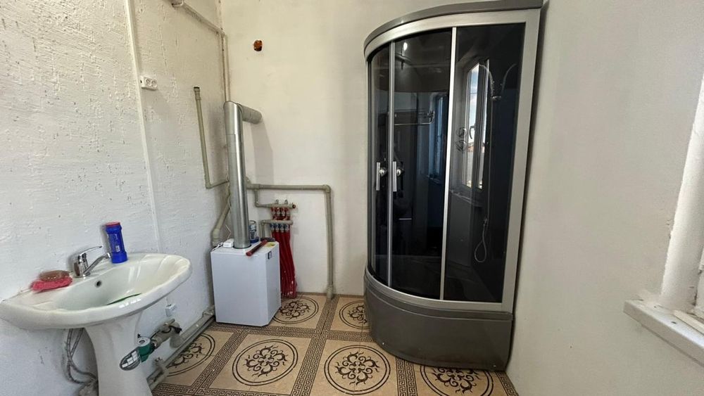 Срочно!Байтерек 1    3 бөлмелі времянка сатылады.