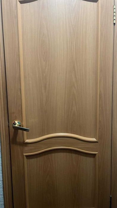 Продам деревянную дверь