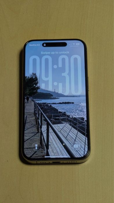 iPhone 15 Pro в идеальном состоянии без ремонта