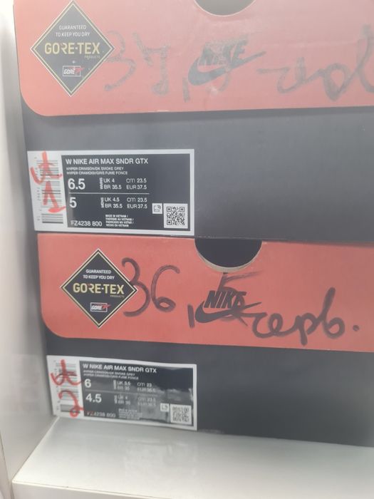 Маратонки Nike Air Max SNDR Gore tex 

Чисто нови с кутия.

Размер 36.5 стелка 23 см.
Размер 37.5 стелка 23.5 см.

Цена 65 евро.