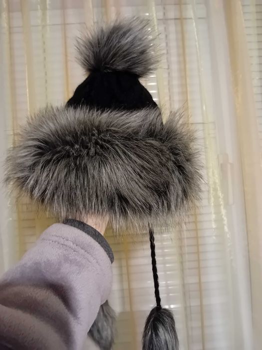 Зимна дамска шапка с изкуствен пух