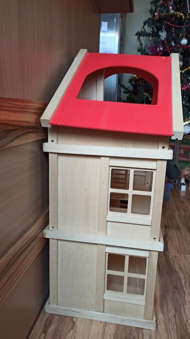 Запазена дървена къща с кукли и мебели и