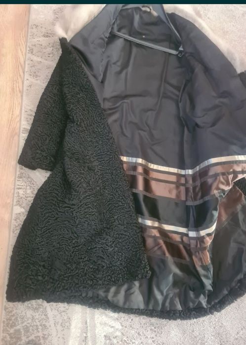 Blană naturală neagră cu guler de vulpe argintie.