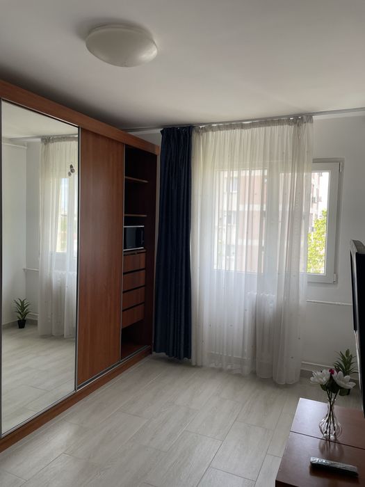 Ofer spre inchiriere garsoniera