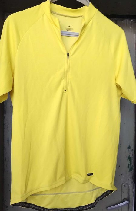 Много стари спортни облекла,