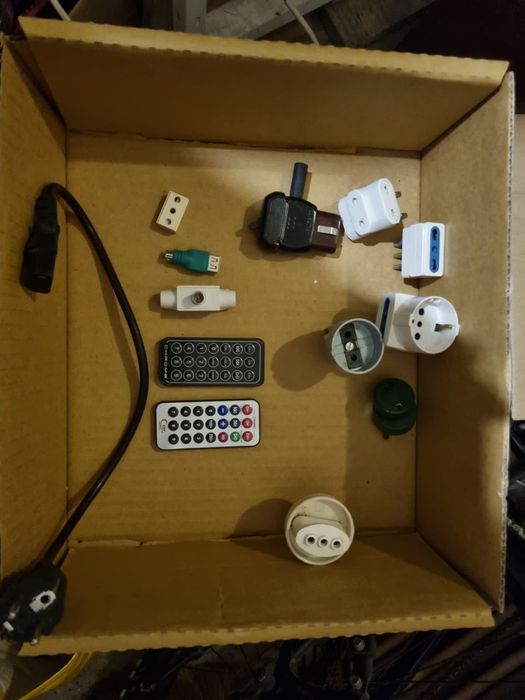 Soclu baterii,cablu tel,ștechere,căști tel,incarcatoare,cablu RCA