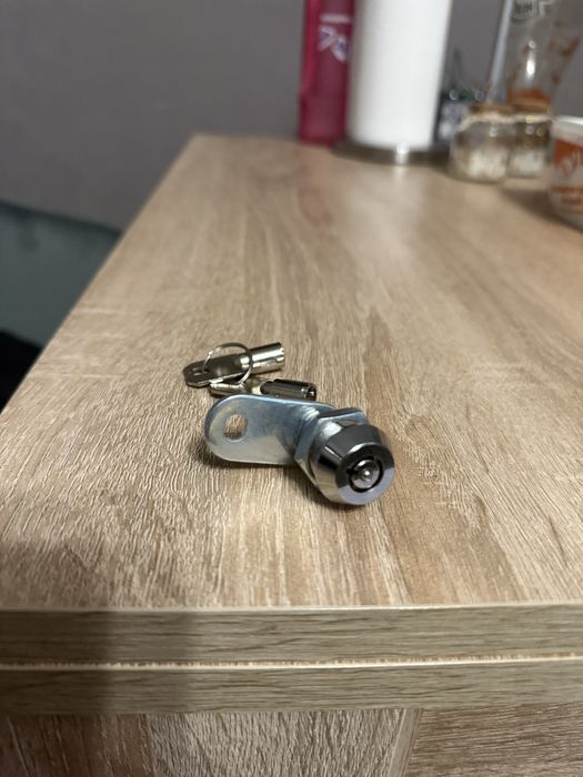 Секретна ключалка за пощенска кутия или шкаф.