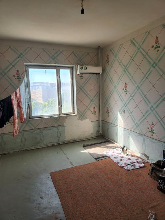 4 etajli domning 2 etajidagi uy sotiladi 4 xonali  6 metr balkoni bor