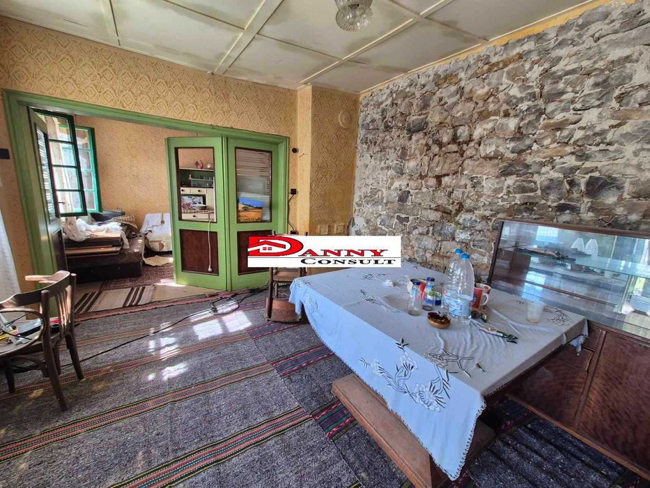 Къща на две нива с двор и кладенец в гр. Сухиндол