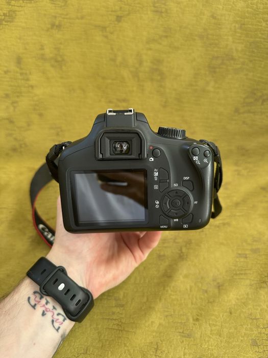 Kit foto Canon EOS 4000D + 2 obiective + blitz