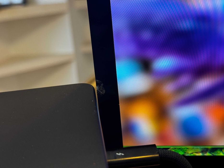 Apple Studio Display – 27” 5K, mică imperfecțiune estetică (neobservabilă, pe rama)