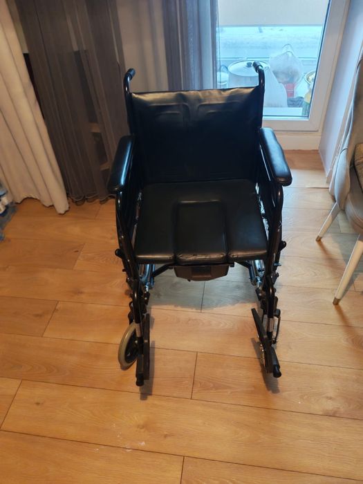 Продам инвалидную коляску с судном