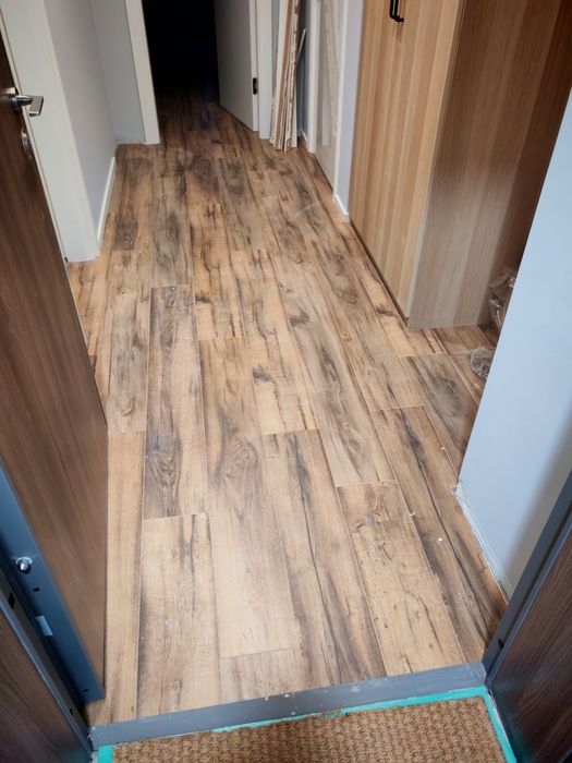 Професионален монтаж на паркет и первази